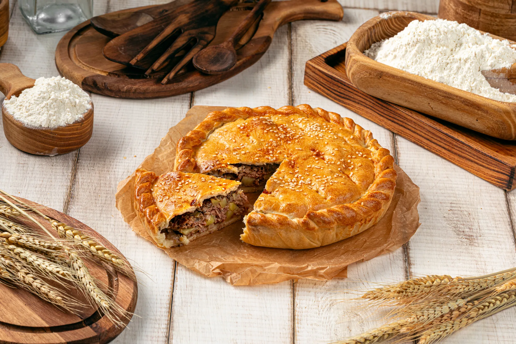 Пирог с говядиной и картофелем в разрезе — сочная мясная начинка